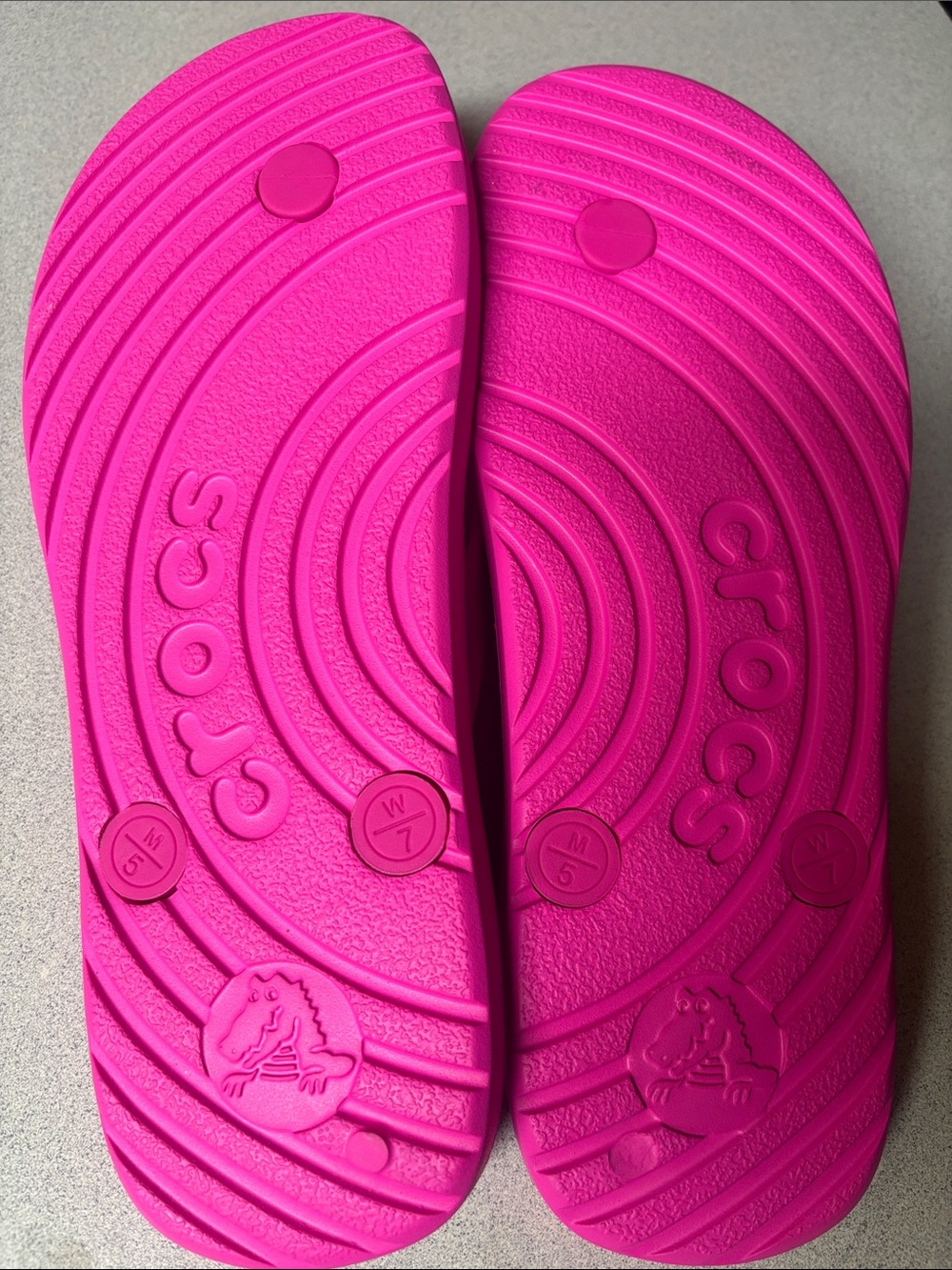 BNWT Women’s CROCS Hot Pink Classic Flip Sandals SIZE 7 - Picture 4 of 5